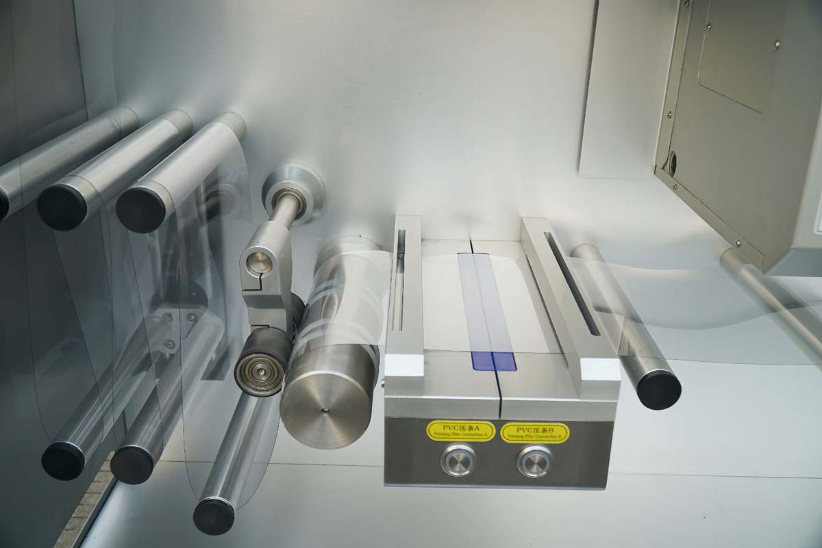 Integrated forming material splicer on the JORNEN BMP180 compact blister machine to enhance efficiency during film replacement