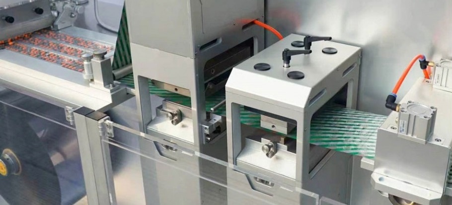 Intermittent-motion platen sealing station on a pharmaceutical blister packaging machine